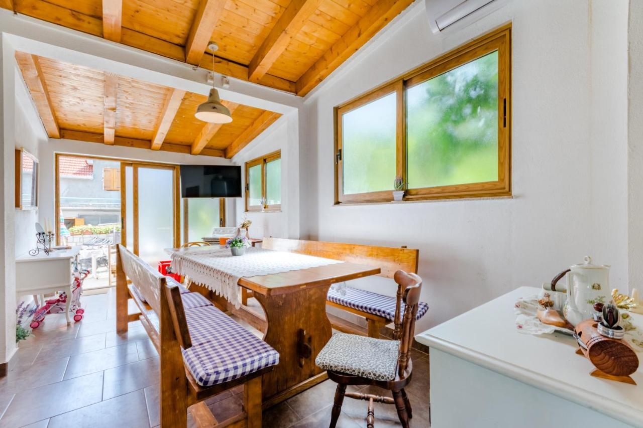 Villa Dinka Sutivan Bagian luar foto