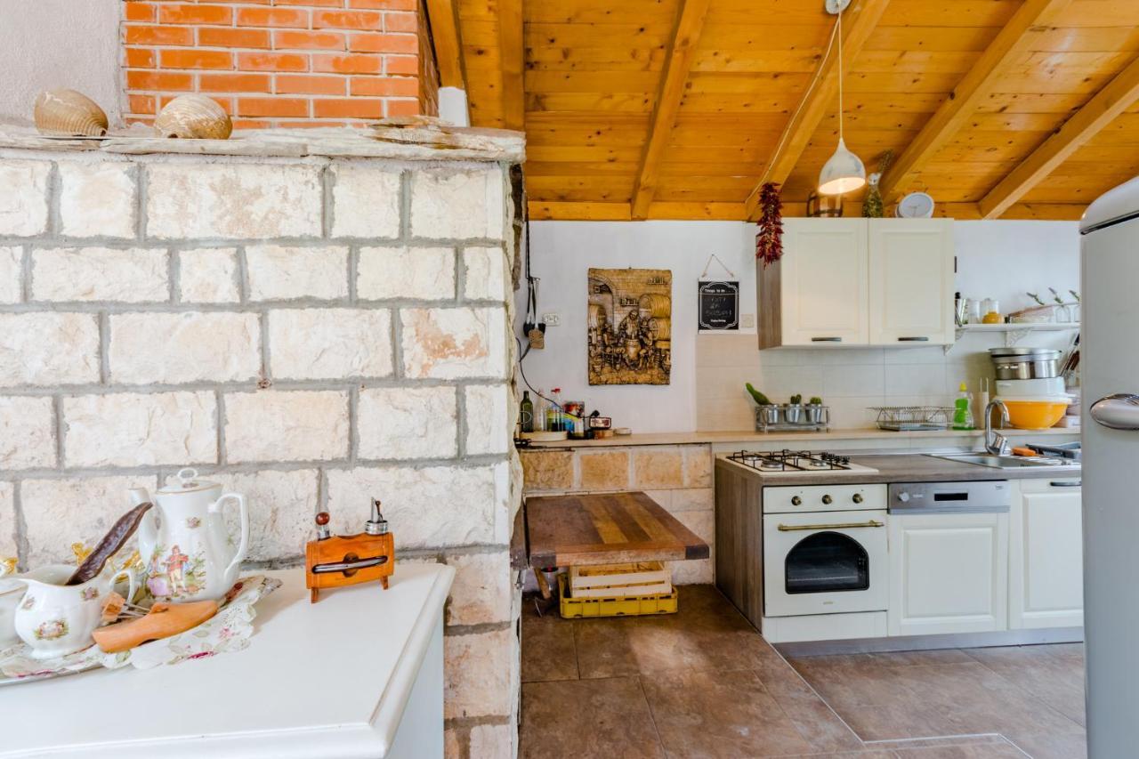 Villa Dinka Sutivan Bagian luar foto